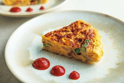笠原将弘さんの「新タマネギとベーコン」のオムレツレシピ。朝食・お弁当にもおすすめ簡単副菜