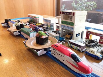 おうちでプラレール回転ずし。子どもも満足の外食費削減アイデア