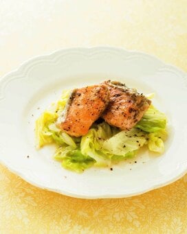 2素材だけどごちそう！キャベツと鮭の蒸し煮