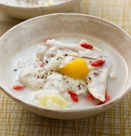 ＜手羽先のサムゲタン風＞肉と米のとろみが出たスープは元気になれそう！