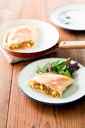 本格イタリアンがフライパンひとつでできちゃう！生地から簡単。「カレーカルツォーネ」がウマい！