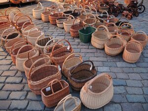 味のあるラトビアのニット、カゴ、木製小物