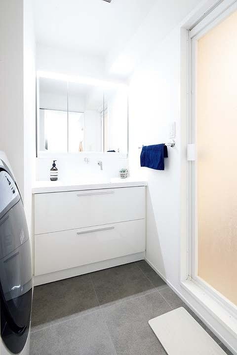 シンプルでワイドな洗面台