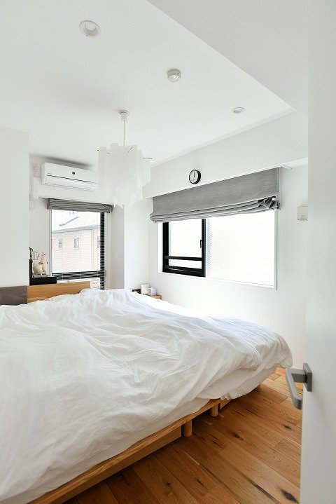 白で統一した寝室