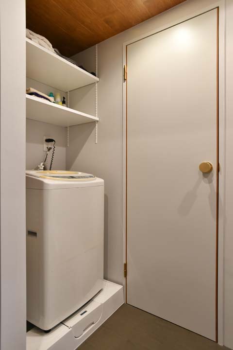 既存の棚を撤去し、新たに棚板を設置した洗濯機置き場