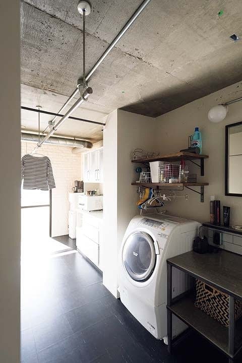 キッチン背面に隠れた裏動線のサニタリー