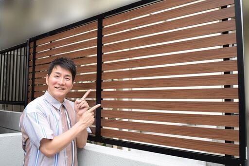 フェンスを指差すコジマジックさん