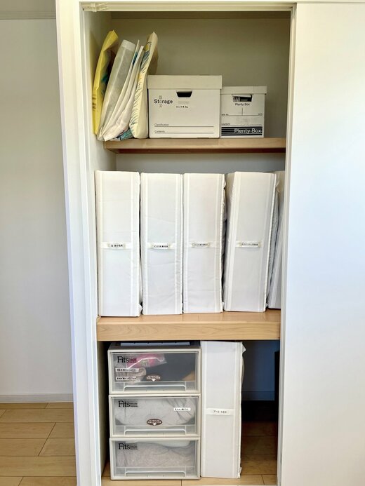 ラベリングできれいに整頓されたクローゼット