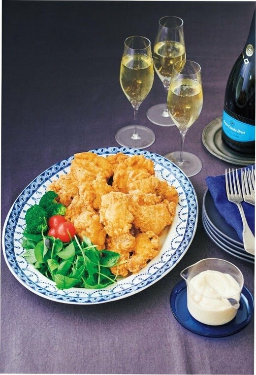 器に盛られたスパイシーフライドチキン