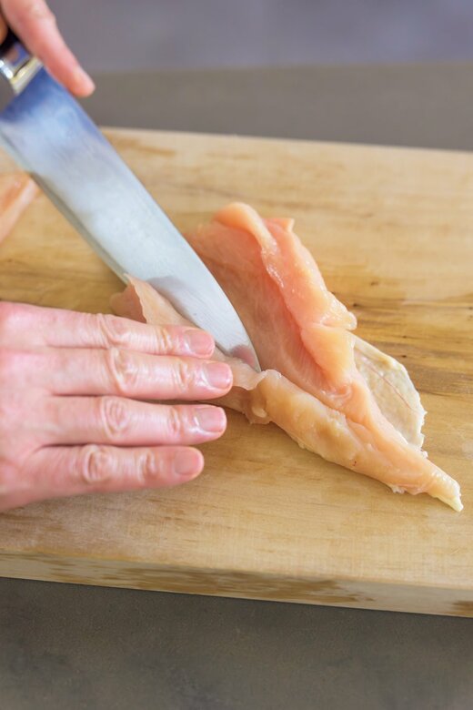 鶏胸肉に切り目を入れてひらく様子