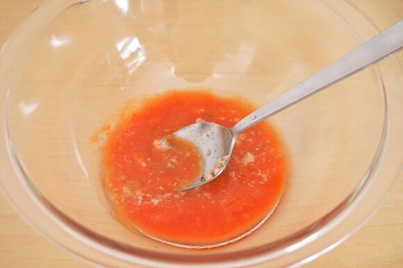 （1）ボウルにトマトソースとサバ缶のスープの部分を入れ、混ぜ合わせておきます。