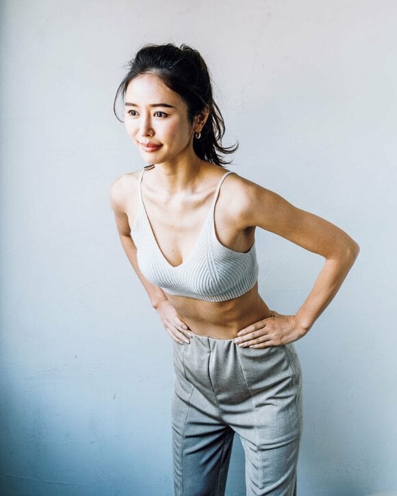 上半身前屈女性