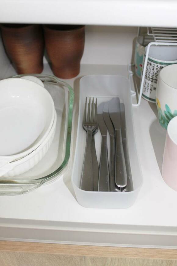 食器棚にフォークとナイフなど