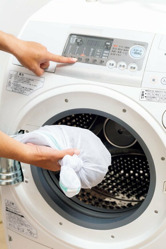洗濯機に洗濯ネットを入れる様子