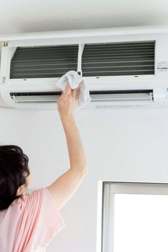 エアコンをぞうきんで拭く