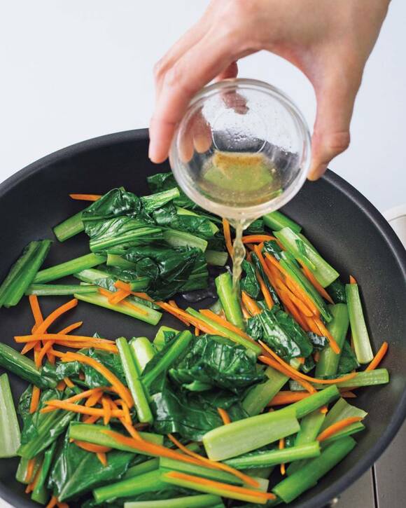 フライパンに調味料を入れる様子