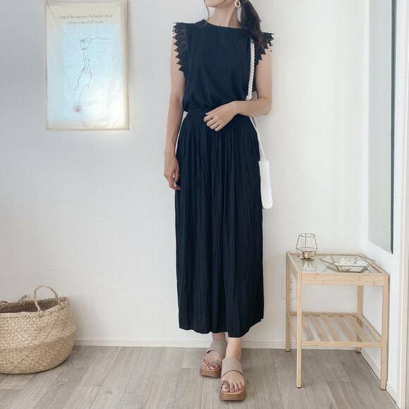 ブラックのTシャツをあわせてワンピース風コーデ