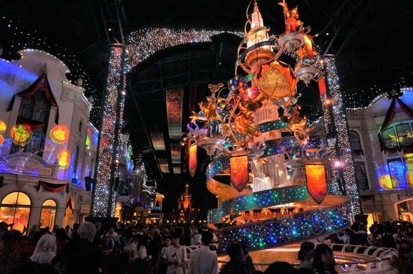 オレンジ色のライトアップされたシンデレラ城