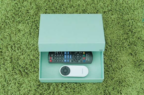 あまり使わないリモコンを箱で隠す