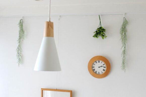 ピクチャーレールやフックで吊るせばOK