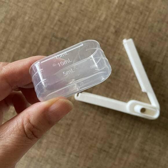 計量スプーンを持つ様子