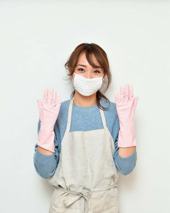 手袋を装着した女性
