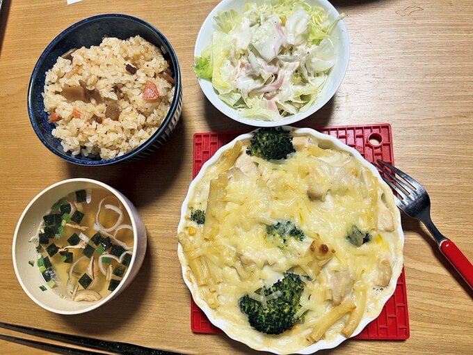 メイン料理、サラダ、汁物、ご飯が並んだ食卓