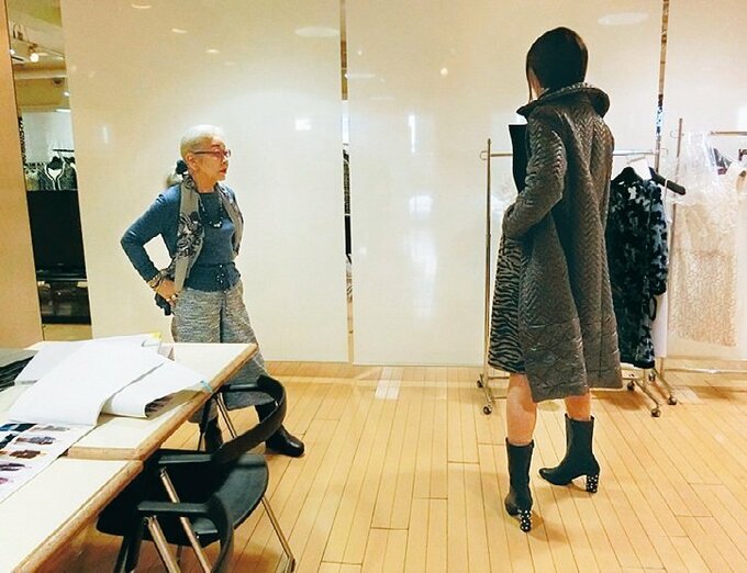 モデルと向かい合う鳥居さん