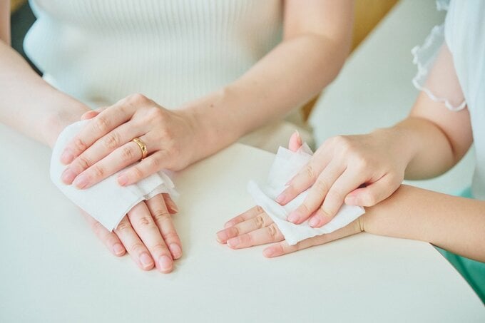 親子で手ふきしている