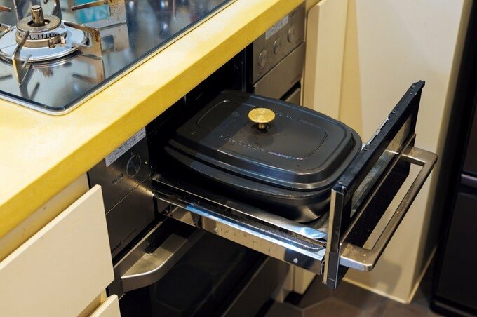 ダッチオーブンが取りつけられたガスコンロ