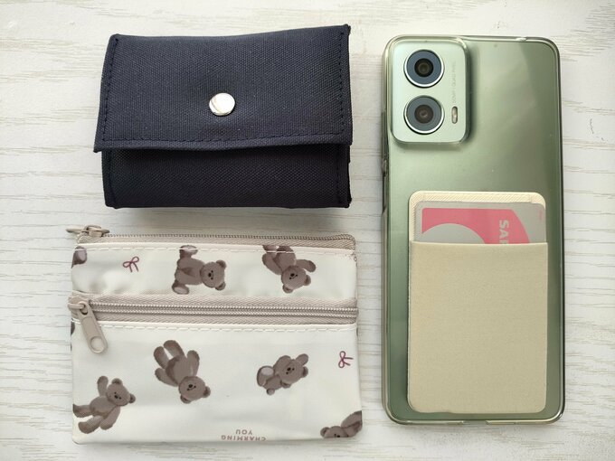 現在持ち歩いている物。左上はミニ財布。左下は小物入れ。スマホカバーにはカード入れをセット