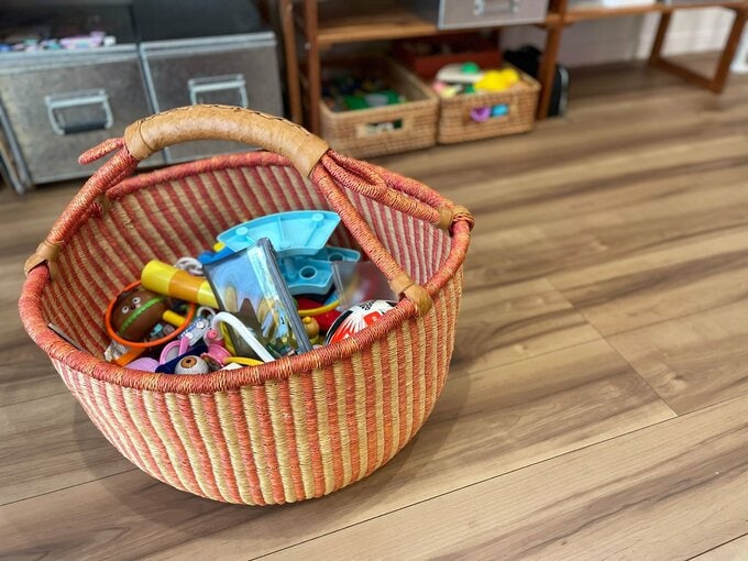 細かいオモチャは1つのカゴにざっくり収納