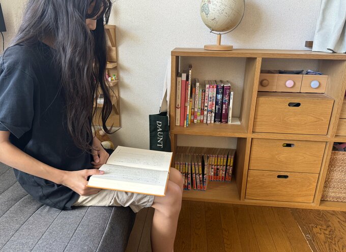 子どもが本を読む様子