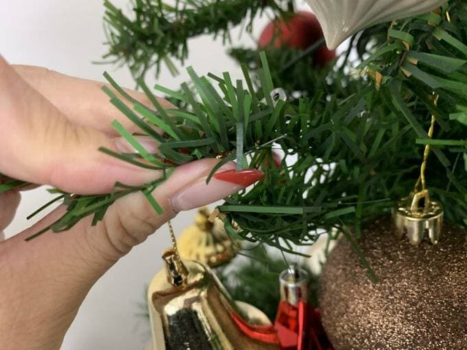 安全ピンを枝に挟んで止める