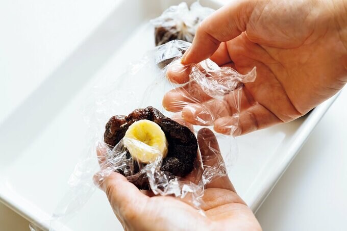 チョコバナナもちの生地にバナナを包む