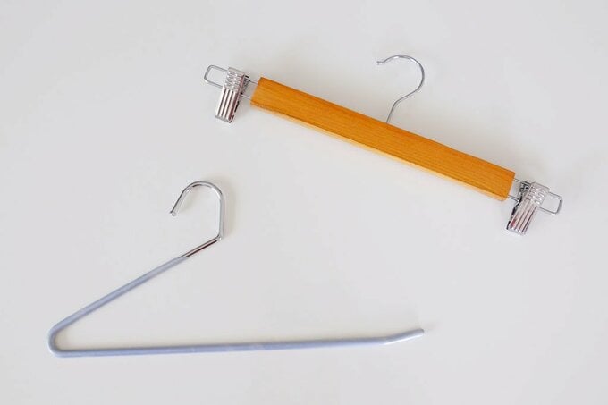 ピンチ型ハンガーとスラックスハンガー