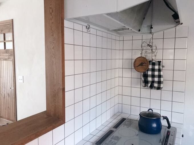 IHコンロの入っているタイル貼りのキッチン