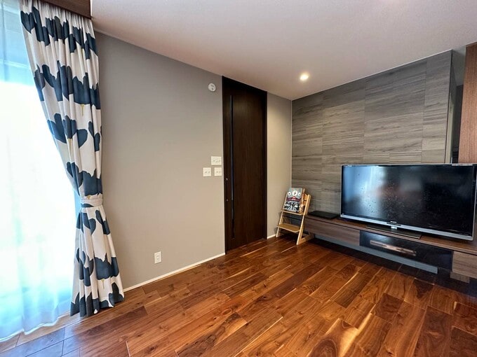 アンティーク調のフローリングとグレーの壁紙