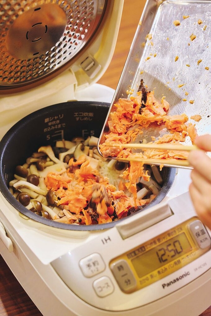 キノコから水分が出るので、だし汁は少なめでOK。鮭は焼いてから炊くことで生臭さがなく、香ばしい風味に