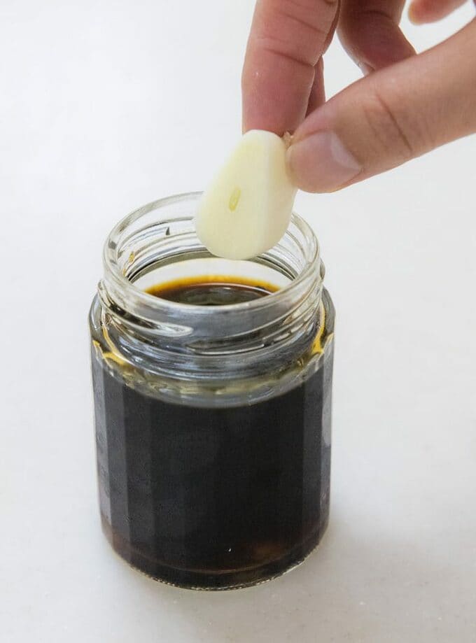 ニンニクをしょうゆに入れる