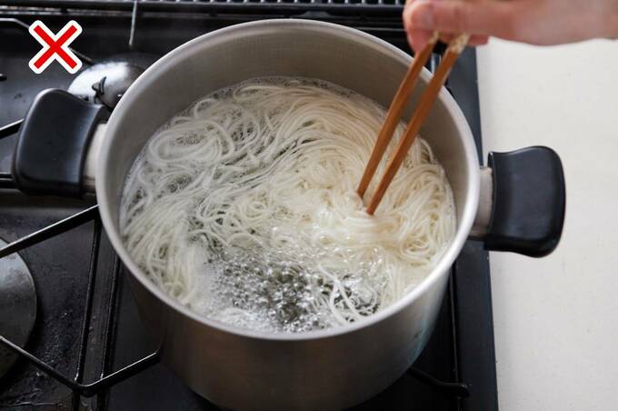 そうめんをかき混ぜる様子