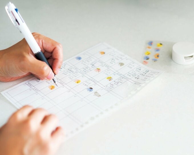 キッチンで立って記入