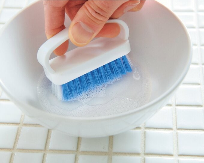 洗剤を洗濯ブラシにつける