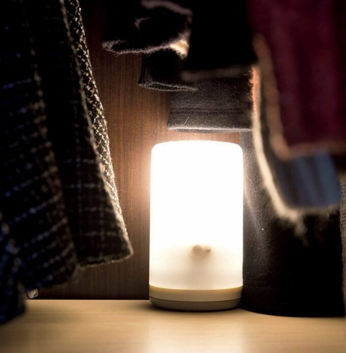 センサーつきのライトをクローゼット内に設置した様子