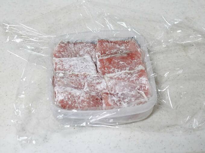 鮭のムニエルにラップ