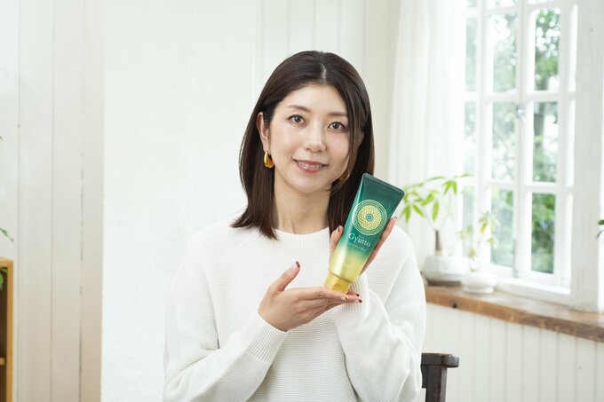 女性が「Gyutto」を持っている