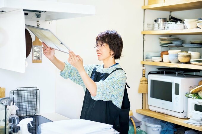 レンジフードの掃除をするハギヤマジュンコさん