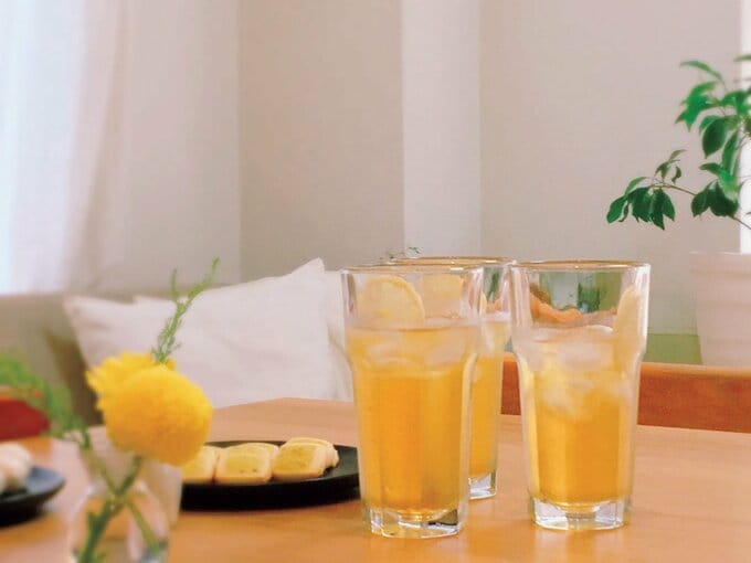 テーブルにコップ3つ