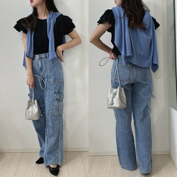 デニムコーデでカーディガンを肩がけした様子