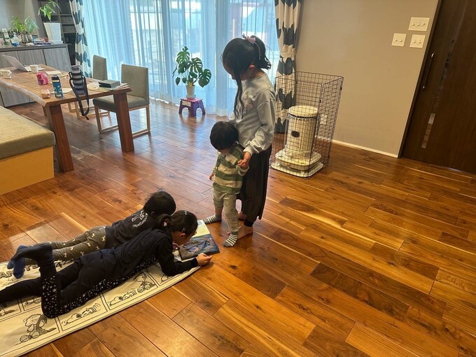 好きなブランケットに寝転がる様子